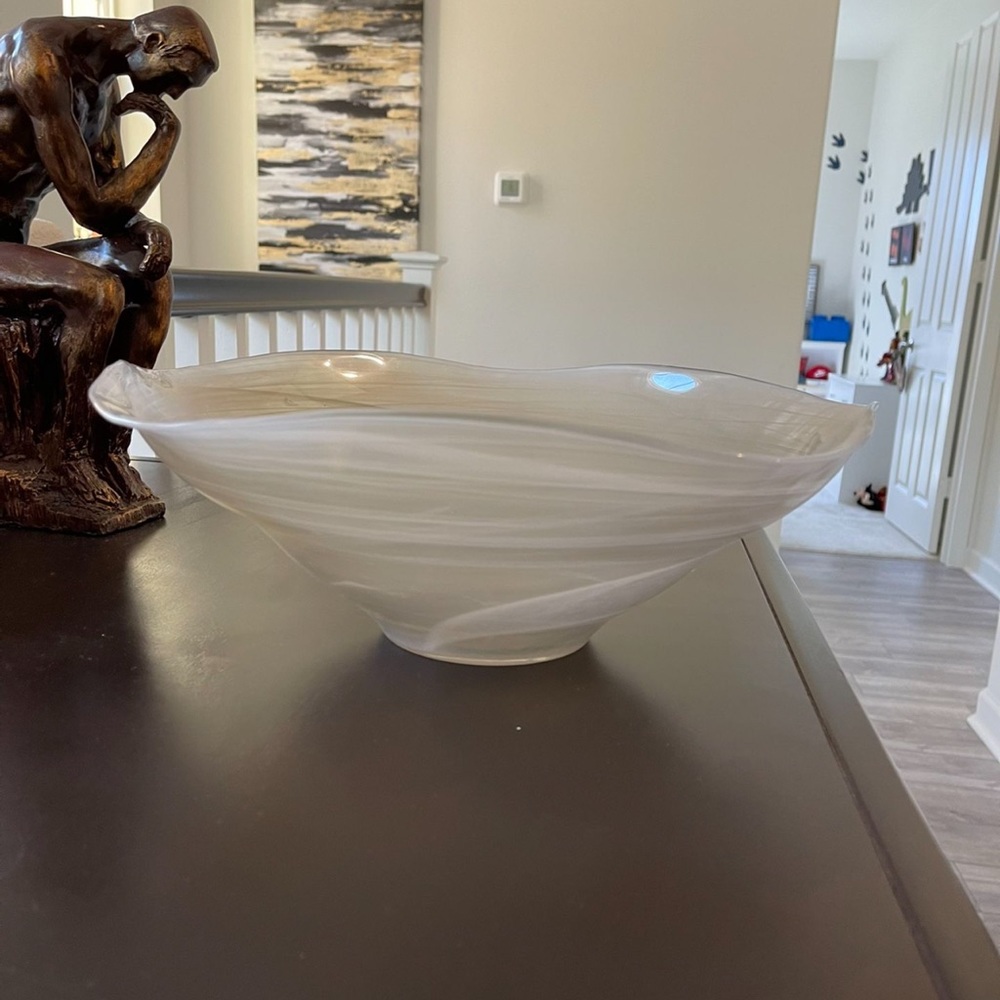 Decorative glass bowl